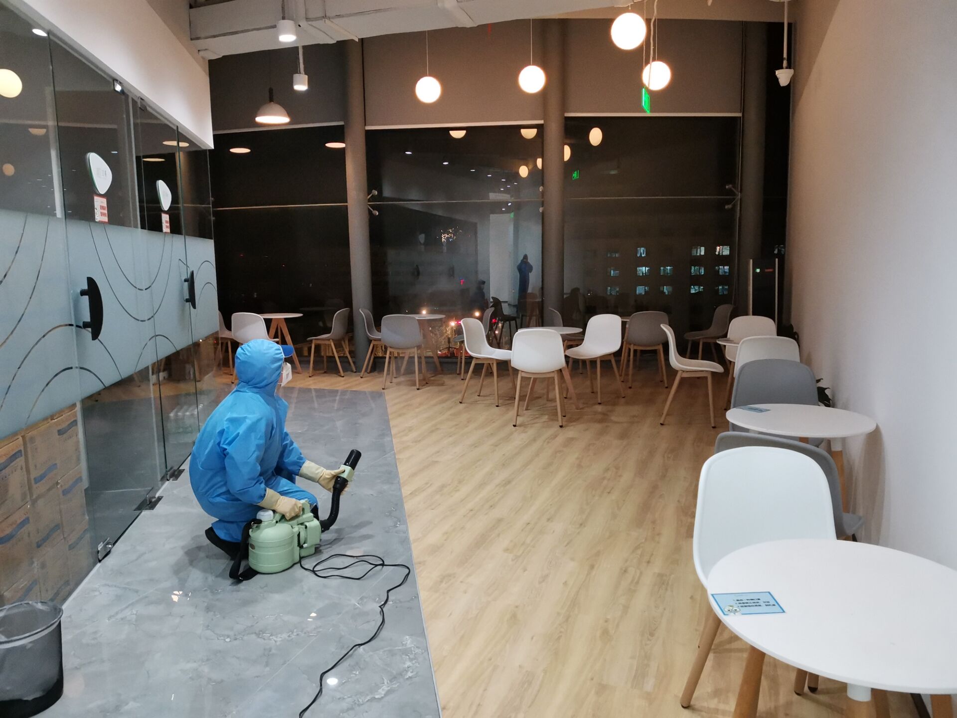 辦公區(qū)室內(nèi)消毒殺菌公司的價格分析師介紹消殺設備正確操作